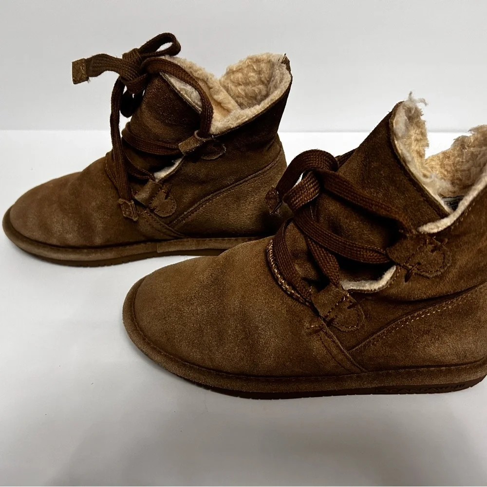 BearPaw Tan Suede comfy warm Boots for girls - size 2 youth.